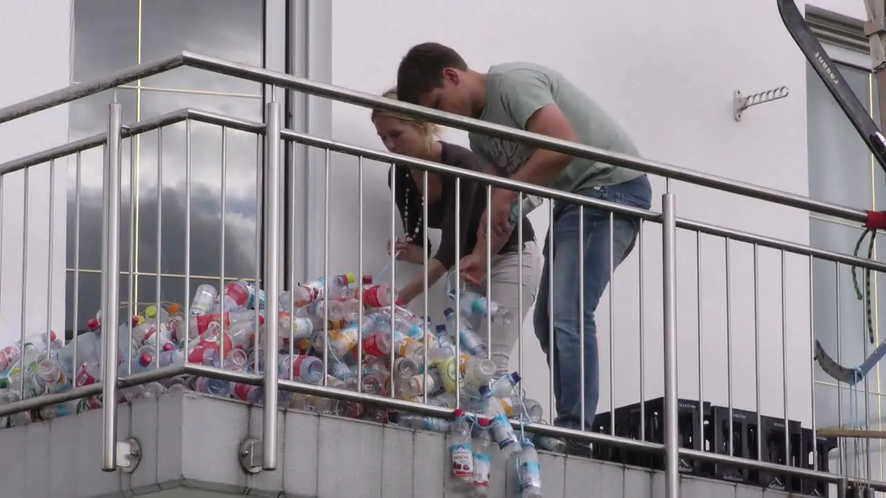 Po powrocie z podróży poślubnej zastali dom pod plastikową kołdrą. Nowożeńcy dostali w prezencie...