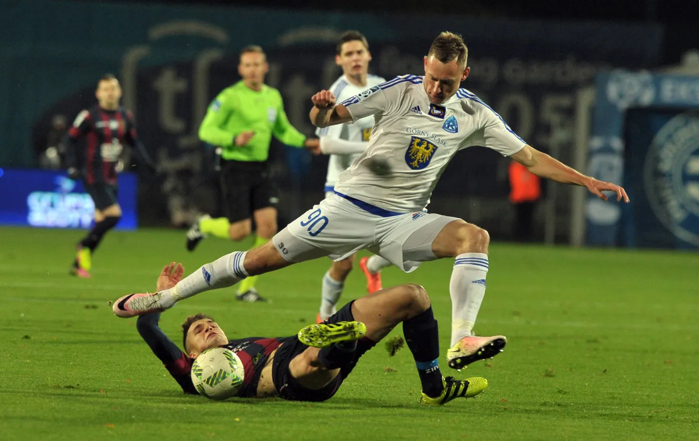 Zawodnik Pogoni Szczecin Sebastian Rudol (L) i Eduards Viśnakovs (P) z Ruchu Chorzów
