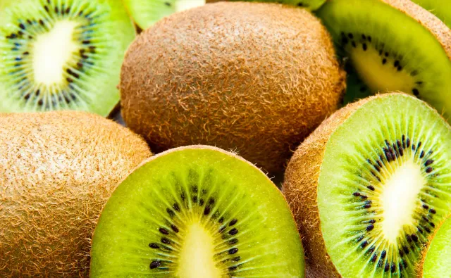 Wspomaga leczenie grypy i przeziębień. Warto jeść kiwi