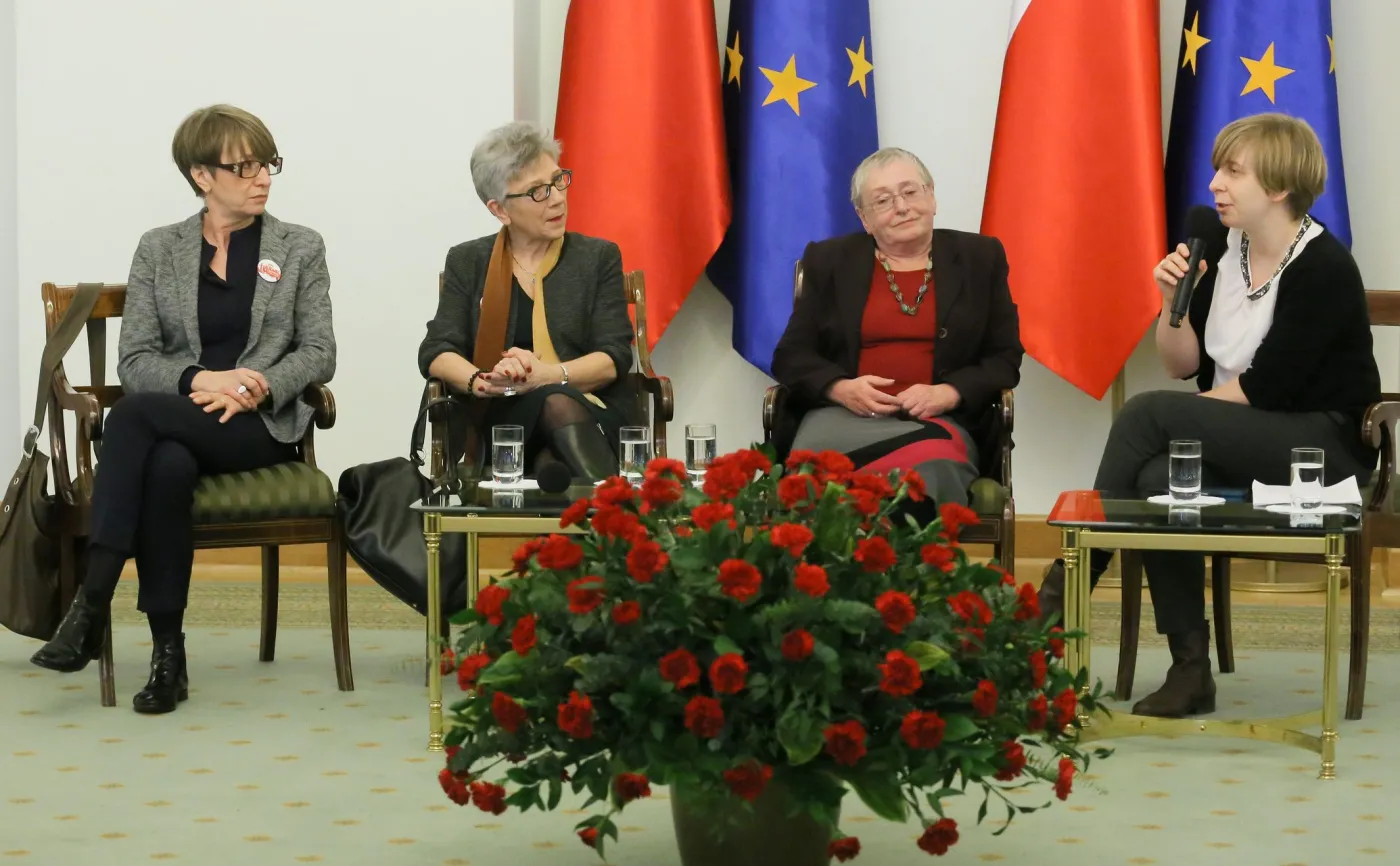 Od lewej: dyektor Fundacji Batorego Ewa Kulik-Bielińska, prezes zarządu Helsińskiej Fundacji Praw Człowieka Danuta Przywara, Ludwika Wujec i prezes Stowarzyszenia 61 Róża Rzeplińska