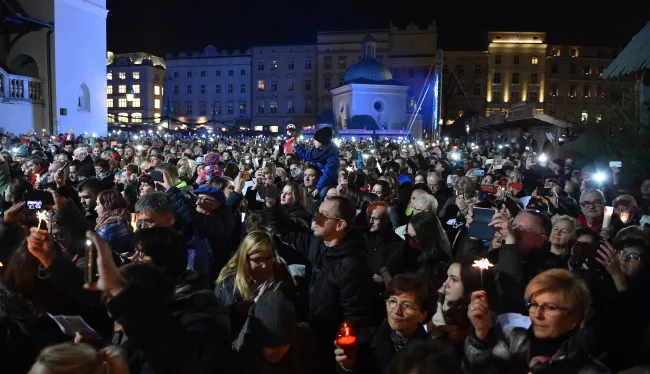 Karkowianie oddali hołd Leonardowi Cohenowi, śpiewajc "Hellelujah"