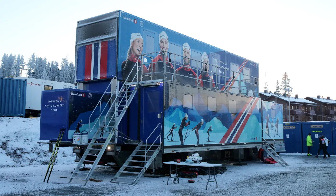 Ciężarówka serwisowa reprezentacji Norwegii zaparkowana w fińskim Ruka, gdzie rozpoczynie się Puchar Świata w biegach narciarskich