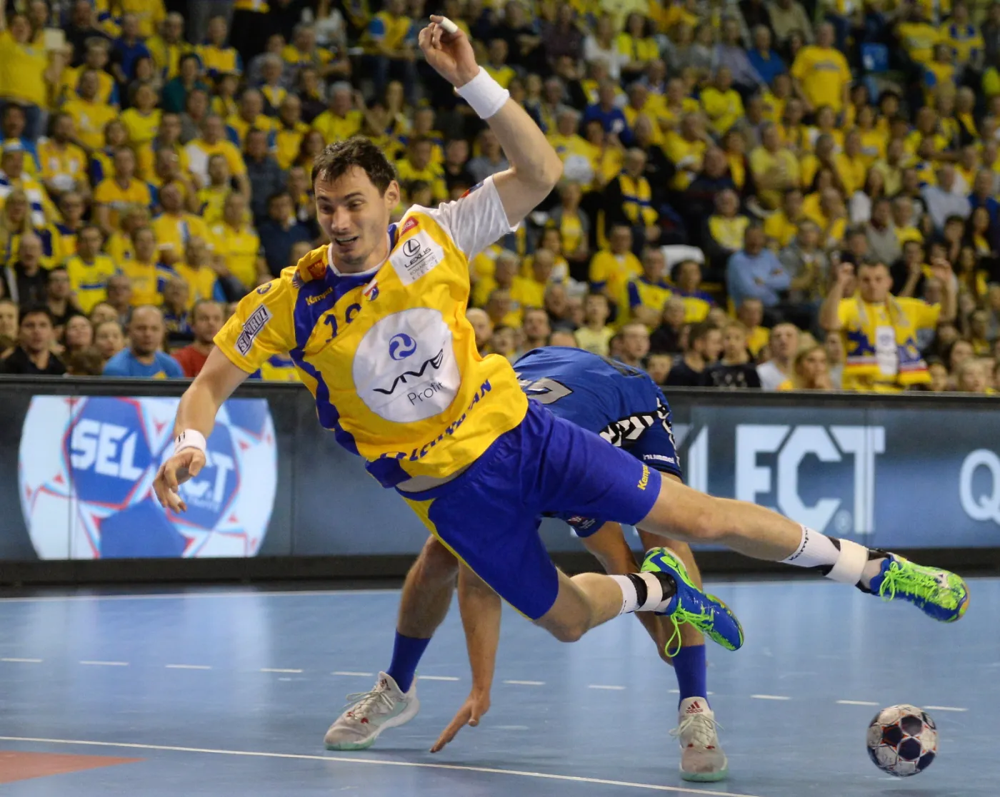 Krzysztof Lijewski rzuca na bramkę chorwackiego Croatia PPD Zagrzeb