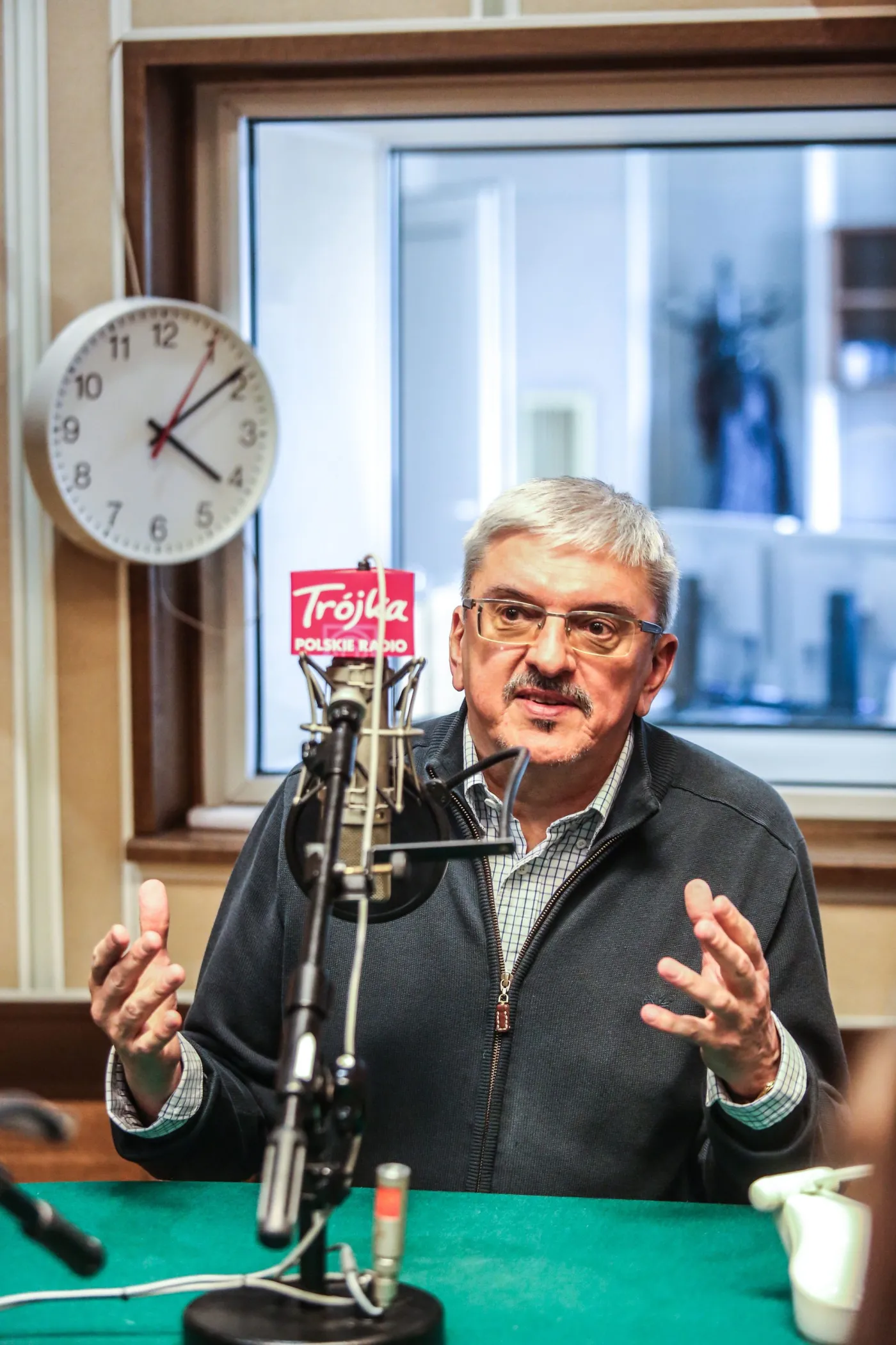 Marek Niedźwiedzki w studiu radiowej "Trójki"