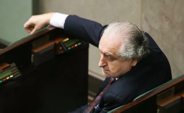 Większości Polaków spór o Trybunał nie obchodzi. SONDAŻ DGP