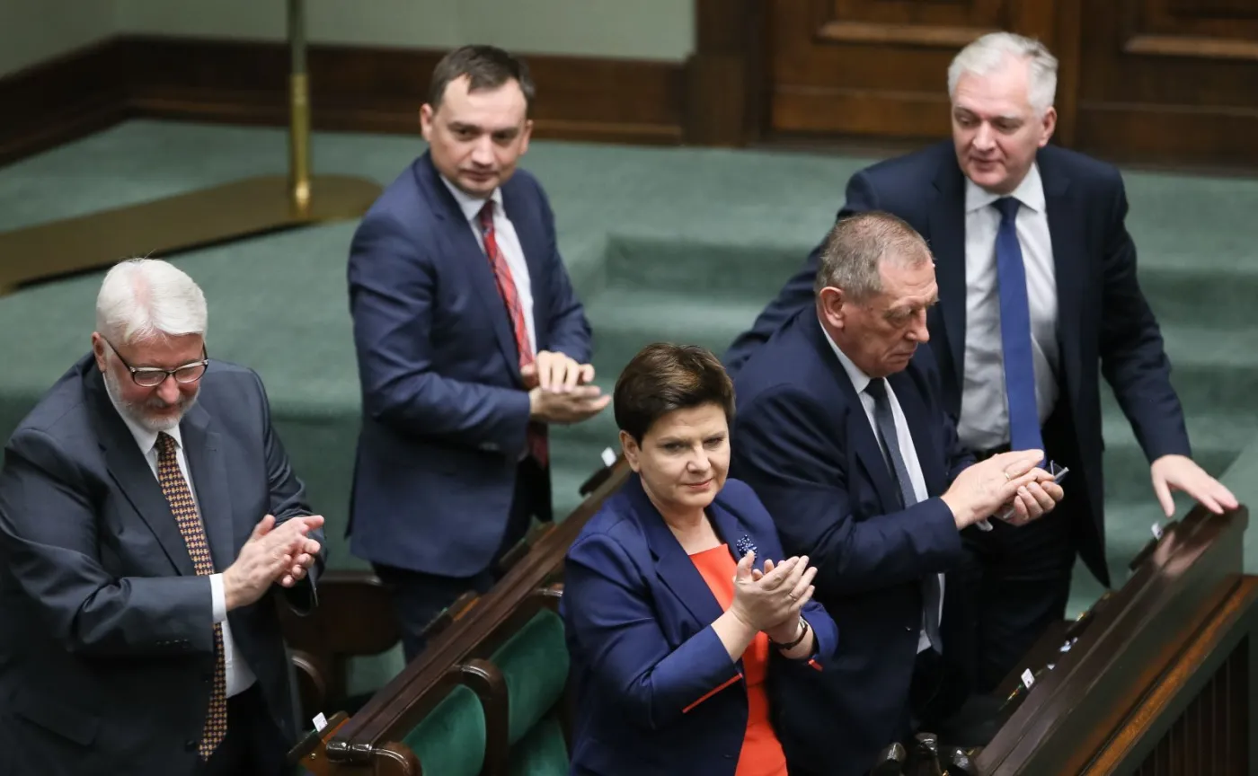 Ławy rządowe w Sejmie, na pierwszym planie premier Beata Szydło, z tyłu - minister sprawiedliwości Zbigniew Ziobro