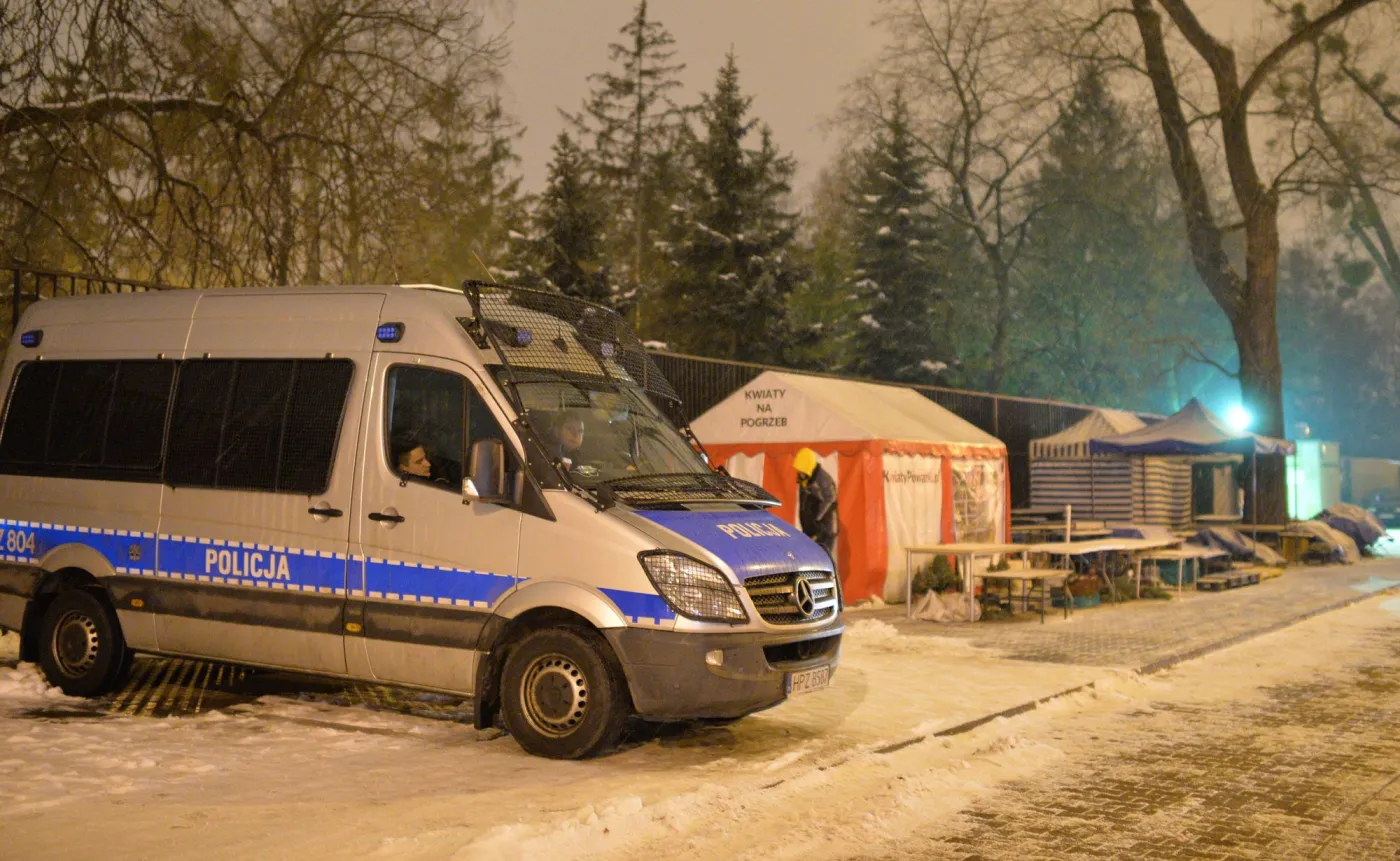 Policja przed Cmentarzem Wojskowym na Powązkach w Warszawie