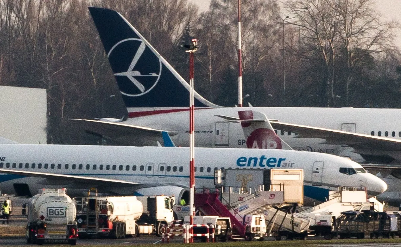 Samolot linii Enter Air na lotnisku w Warszawie