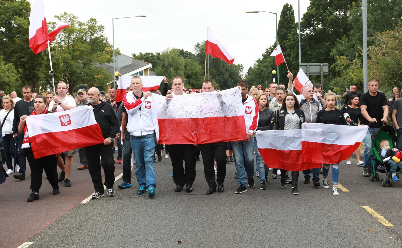 Marsz milczenia zorganizowany przez polską społeczność w Harlow przeciwko śmiertelnemu pobiciu Polaka