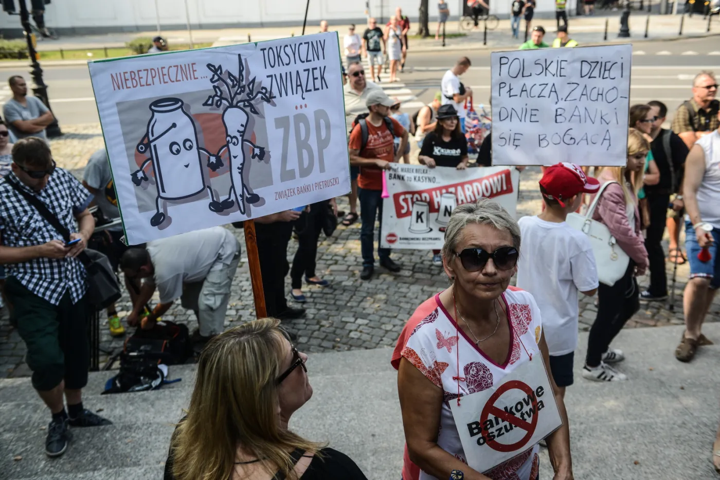 9434938-manifestacja-frankowiczow-przeszla.jpg