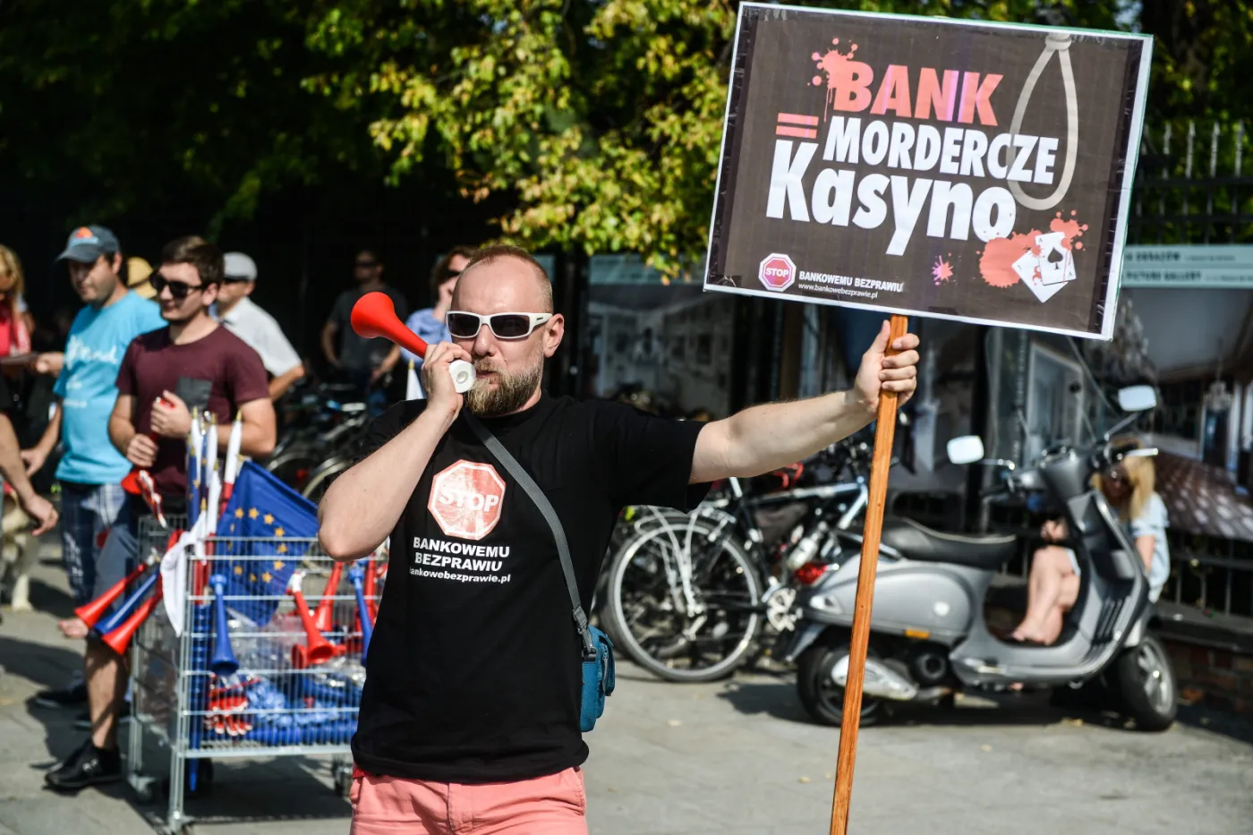 9435034-manifestacja-frankowiczow-przeszla.jpg