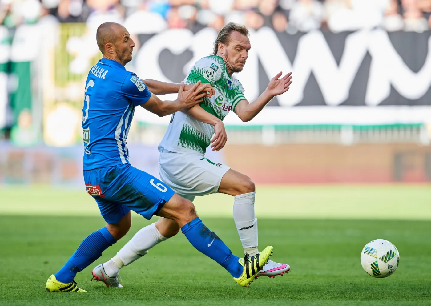 Zawodnik Lechii Gdańsk Milos Krasic (P) i Łukasz Trałka (L) z Lecha Poznań