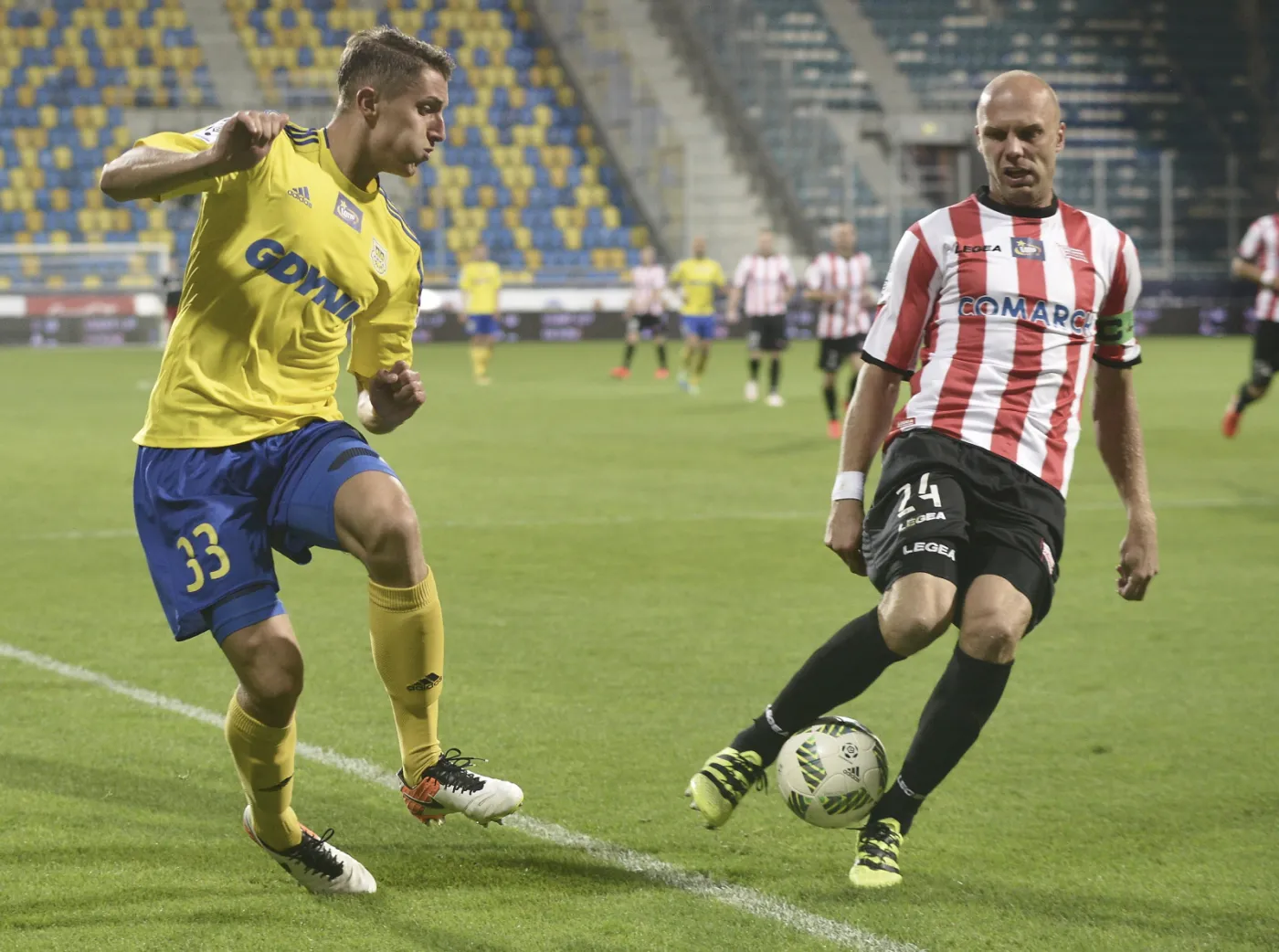 Zawodnik Arki Gdynia Dariusz Zbozień (L) i Piotr Polczak (P) z Cracovii