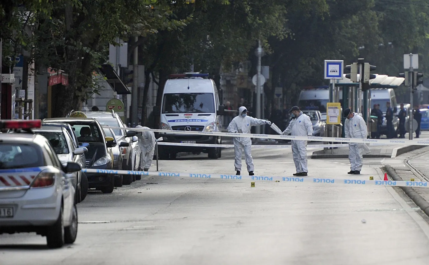Policyjni eksperci na mejscu zamachu w Budapeszcie