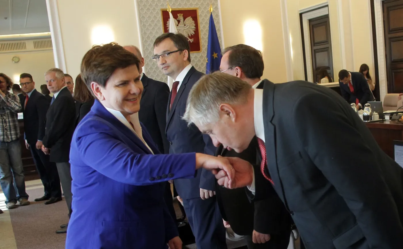 Minister rolnictwa Krzysztof Jurgiel całuje w dłoń premier Beatę Szydło