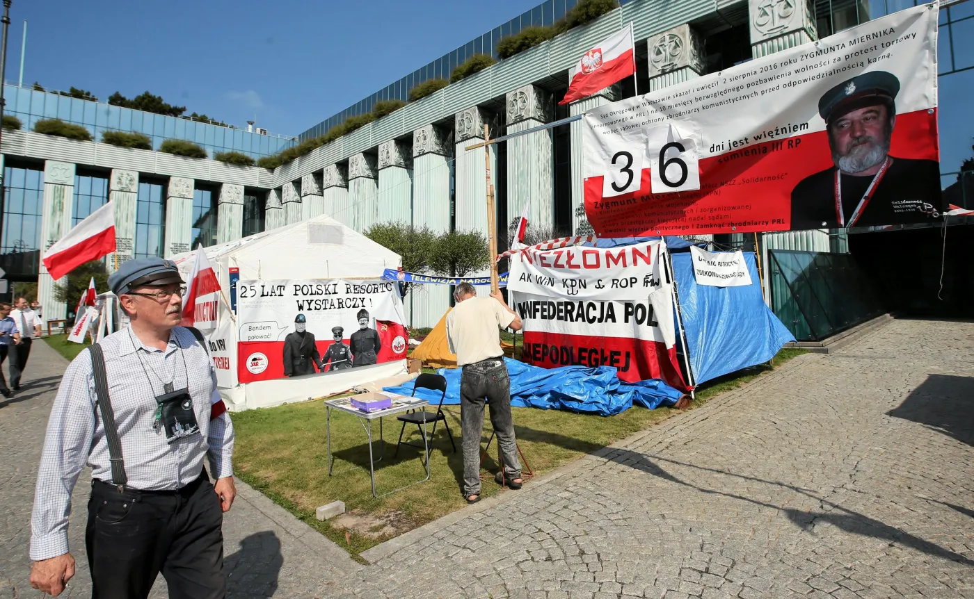 Adam Słomka i miasteczko namiotowe przed Sądem Najwyższym