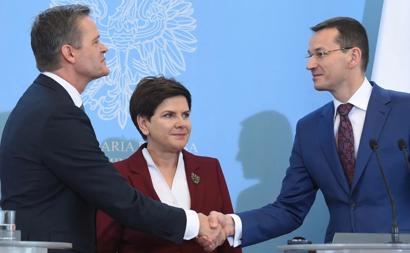 Premier Beata Szydło (C), wicepremier, minister rozwoju i finansów Mateusz Morawiecki (P) i członek zarządu Mercedes-Benz Cars Markus Schaefer (L)