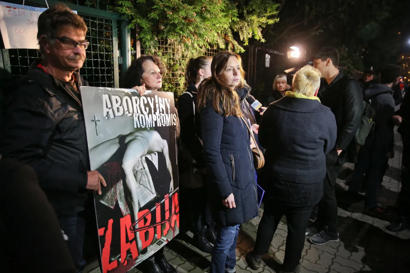 9529425-czarny-protest-przed-domem-jaroslawa.jpg