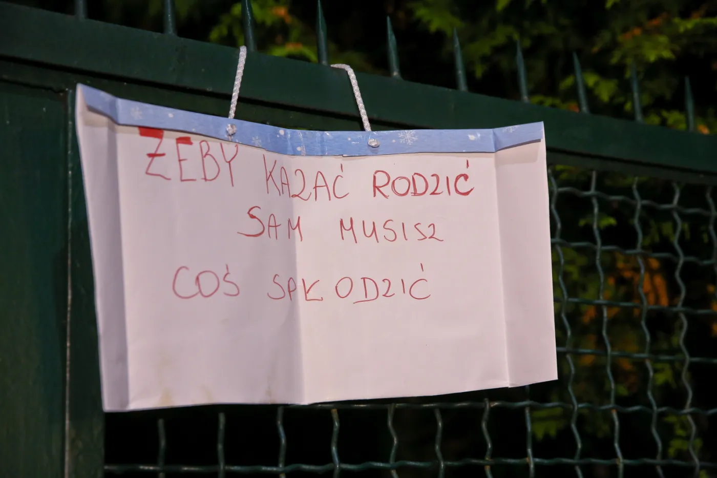 9529489-czarny-protest-przed-domem-jaroslawa.jpg