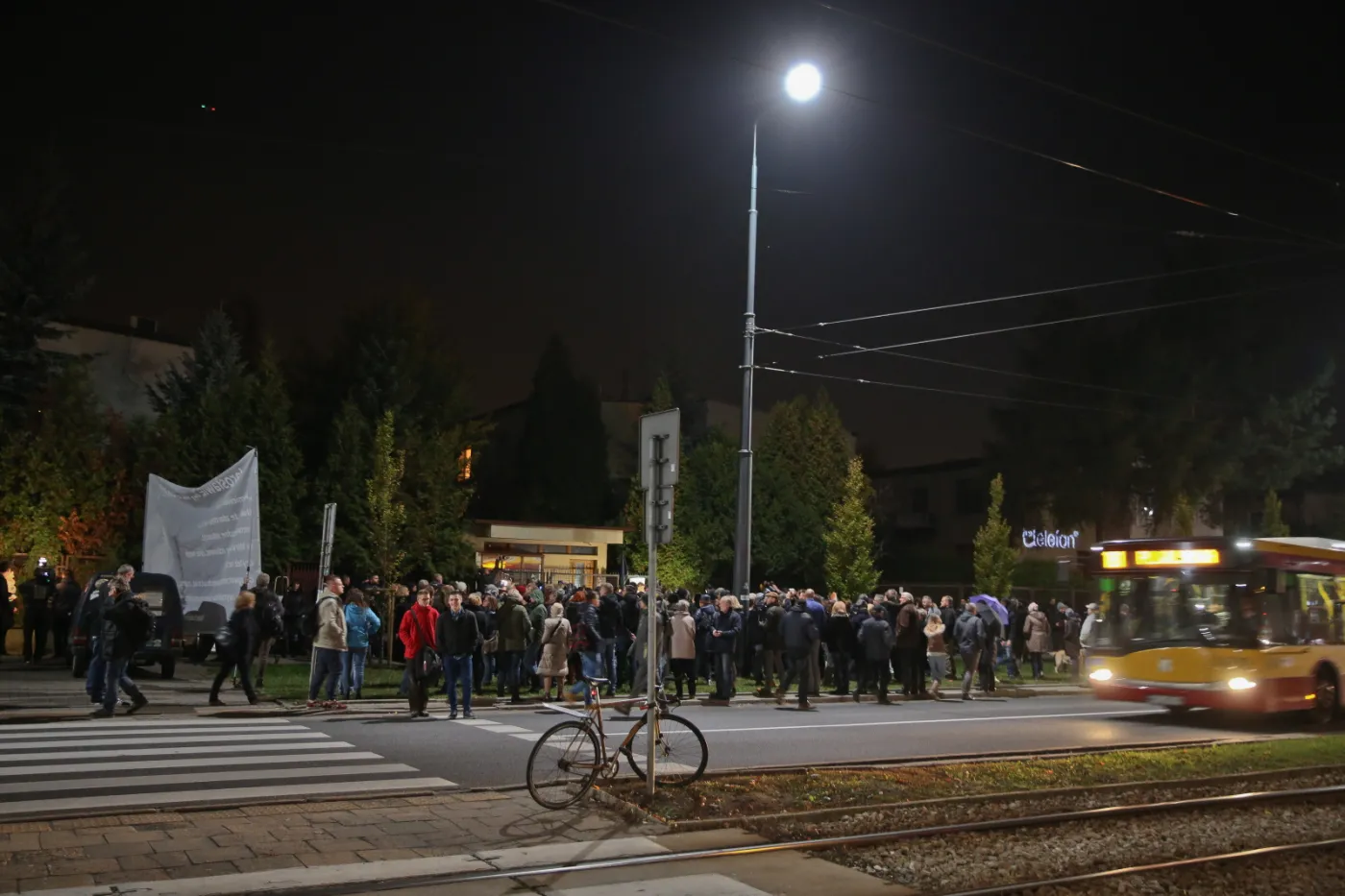 9529393-czarny-protest-przed-domem-jaroslawa.jpg
