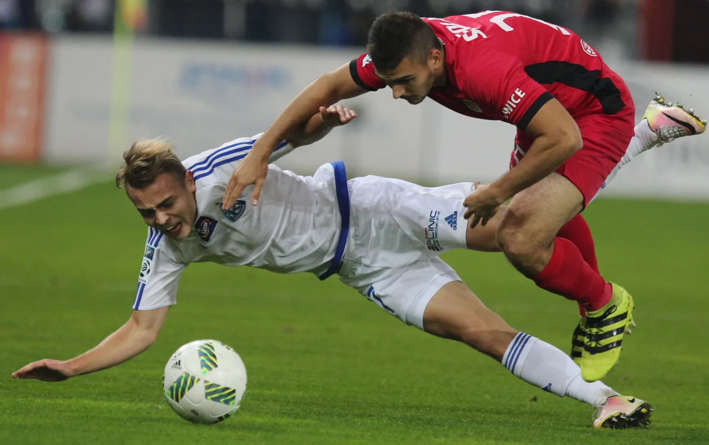 Zawodnik Piasta Gliwice Aleksandar Sedlar (P) i Kamil Mazek (L) z Ruchu Chorzów