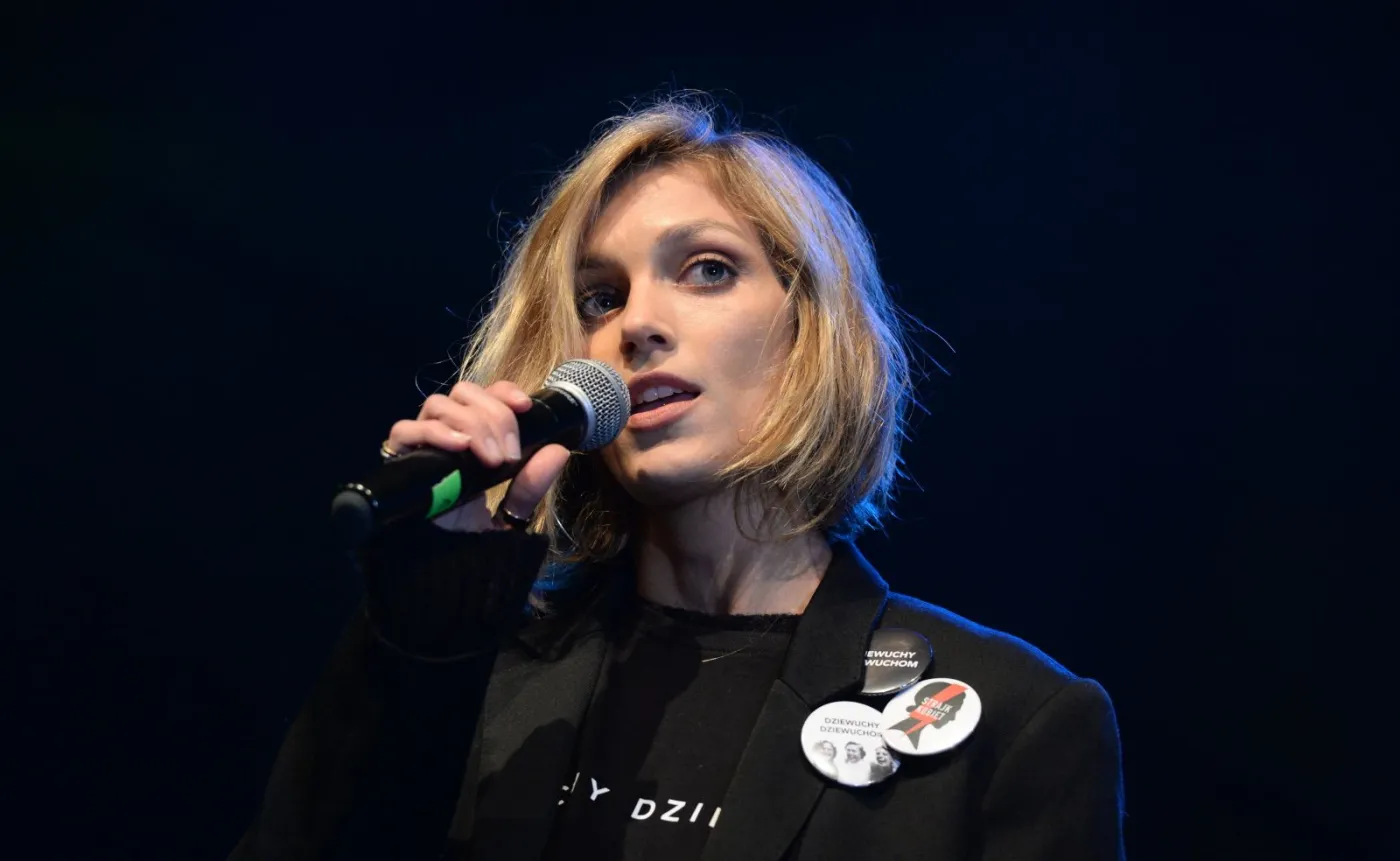 Modelka Anja Rubik na scenie podczas Międzynarodowego Strajku Kobiet w Dzień Kobiet w Warszawie