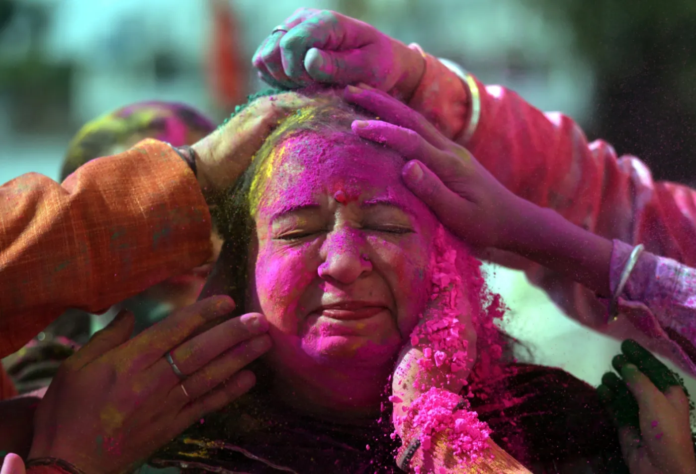 9967459-holi.jpg