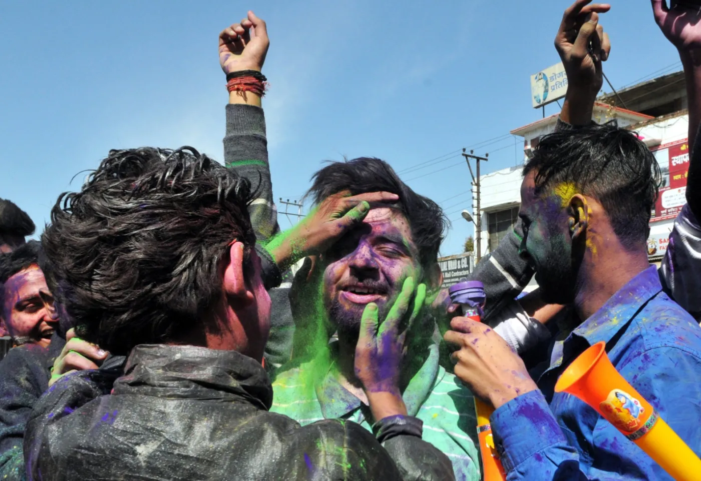9967491-holi.jpg