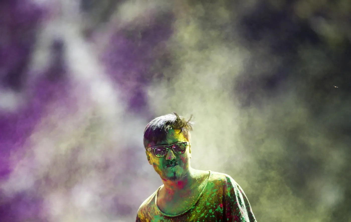 9967523-holi.jpg