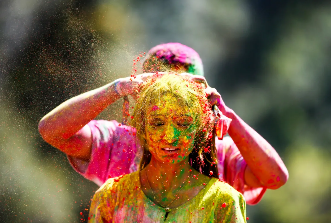 9967683-holi.jpg