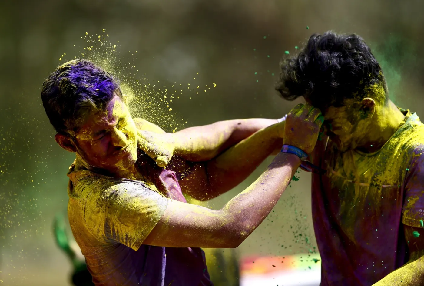 9967779-holi.jpg