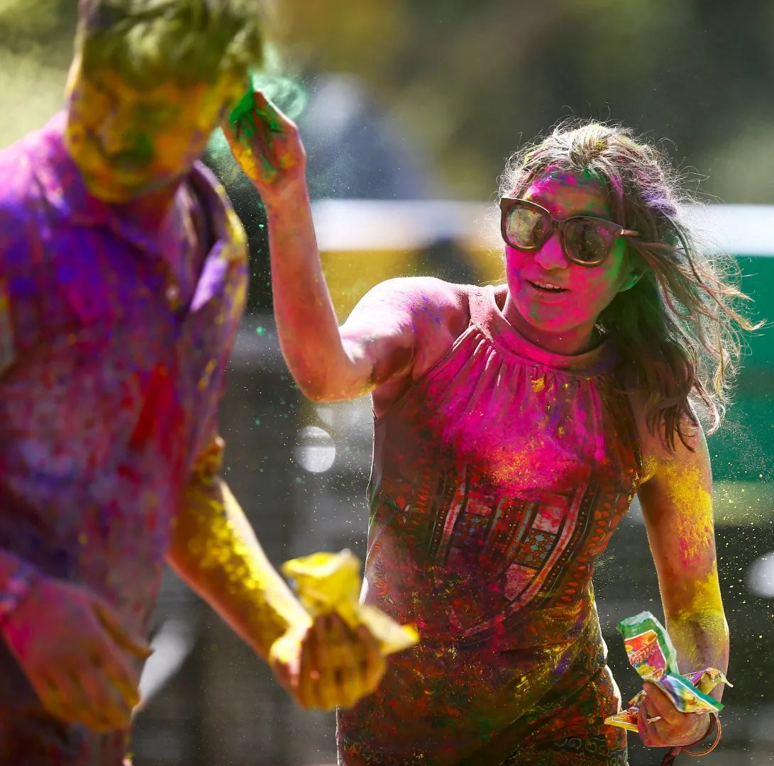 9967811-holi.jpg