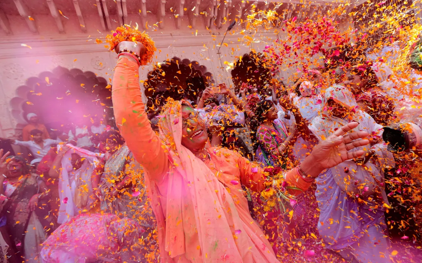 9967874-holi.jpg