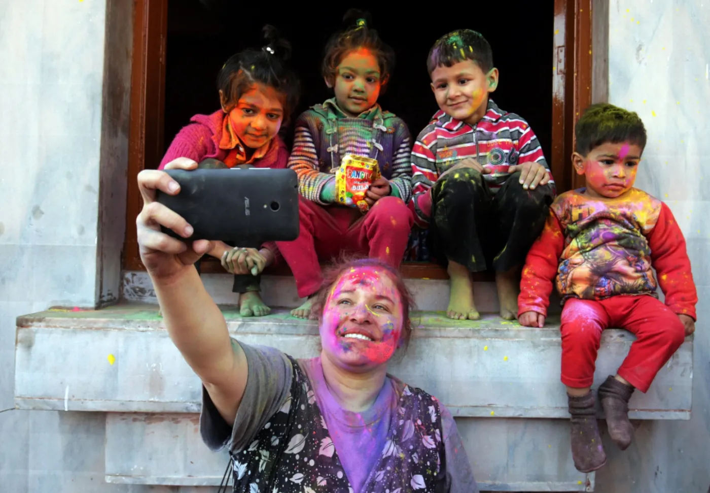 9967395-holi.jpg