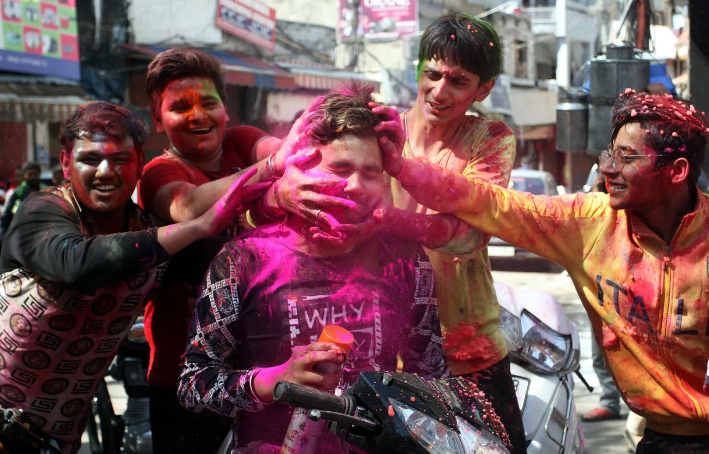 9968129-holi.jpg