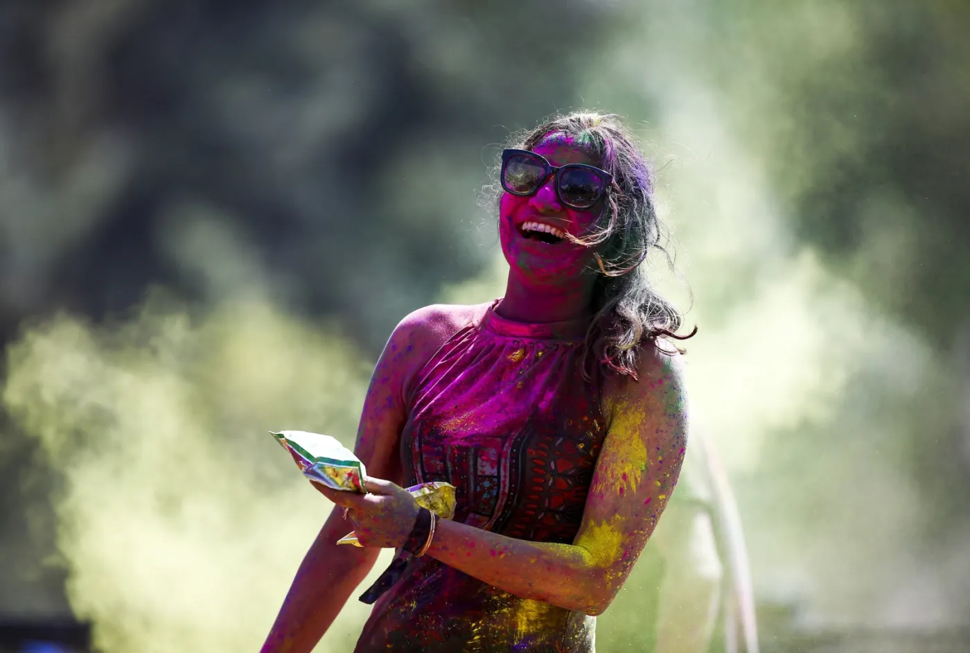 9968161-holi.jpg