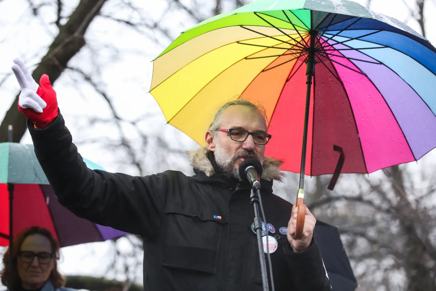 Lider KOD Mateusz Kijowski przemawia podczas marszu Komitetu Obrony Demokracji Wolne Sądy! Wolne Samorządy! w Warszawie.