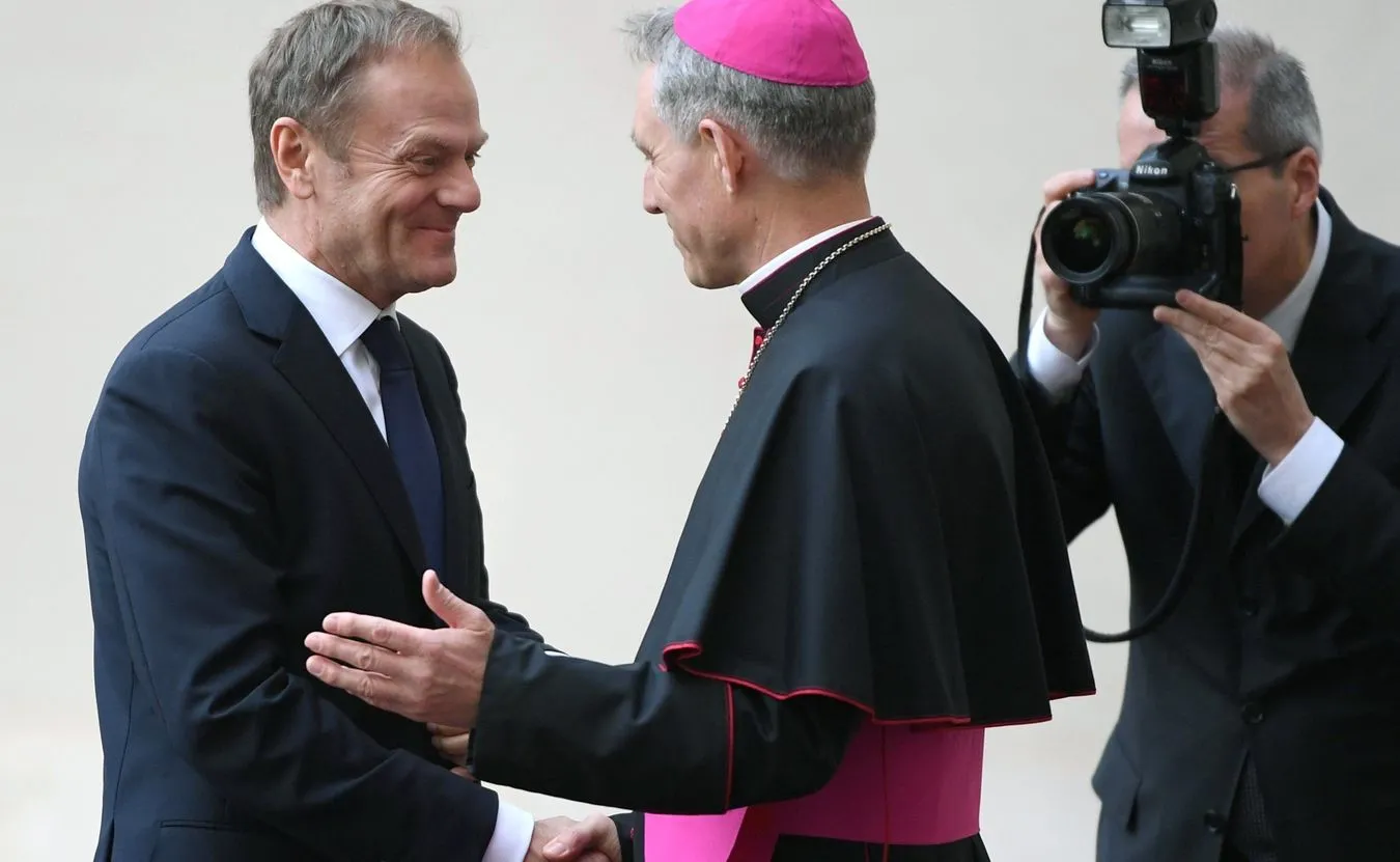 Donald Tusk wita się z arcybiskupem Gansweinem