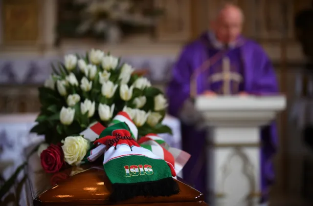 Race, szaliki Legii i "Sen o Warszawie". Tak żegnano Pawła Zarzecznego na Cmentarzu Bródnowskim