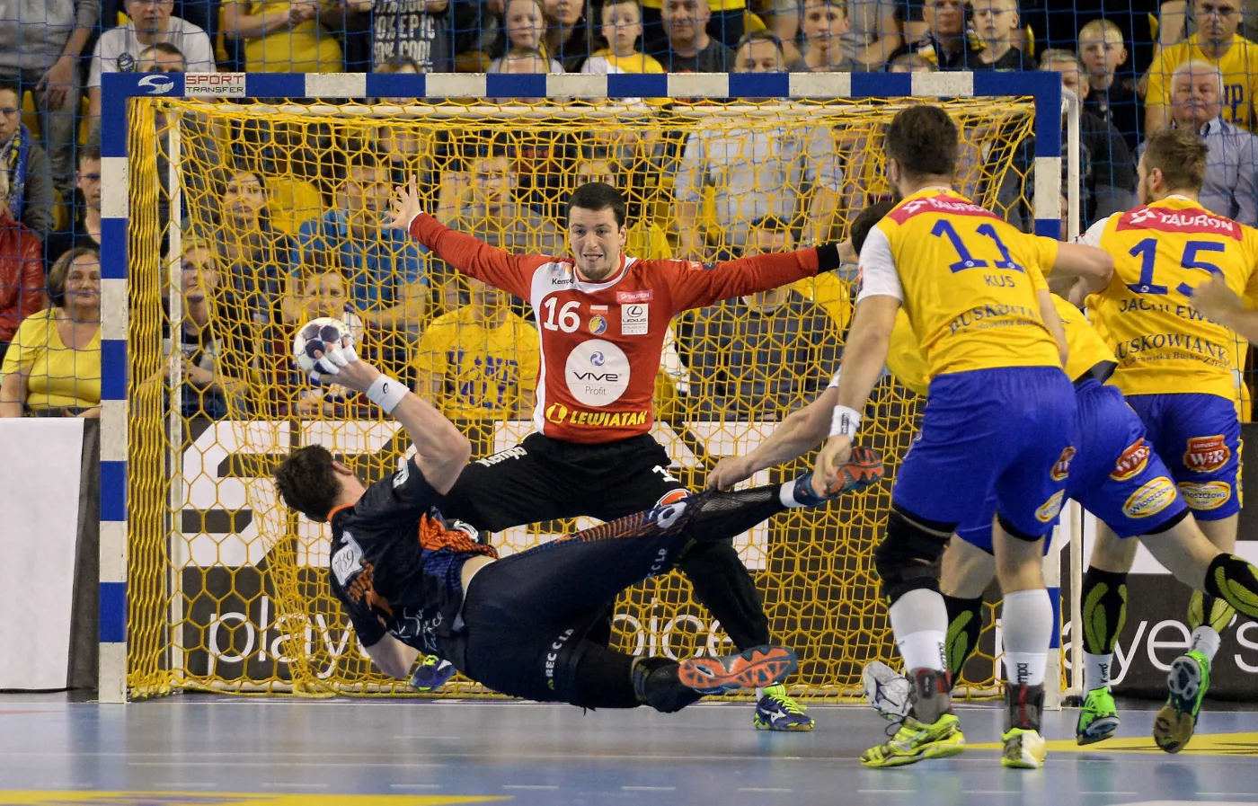 Bramkarz Vive Tauronu Kielce Filip Ivic oraz Ludovic Fabregas z francuskiego Montpellier HB