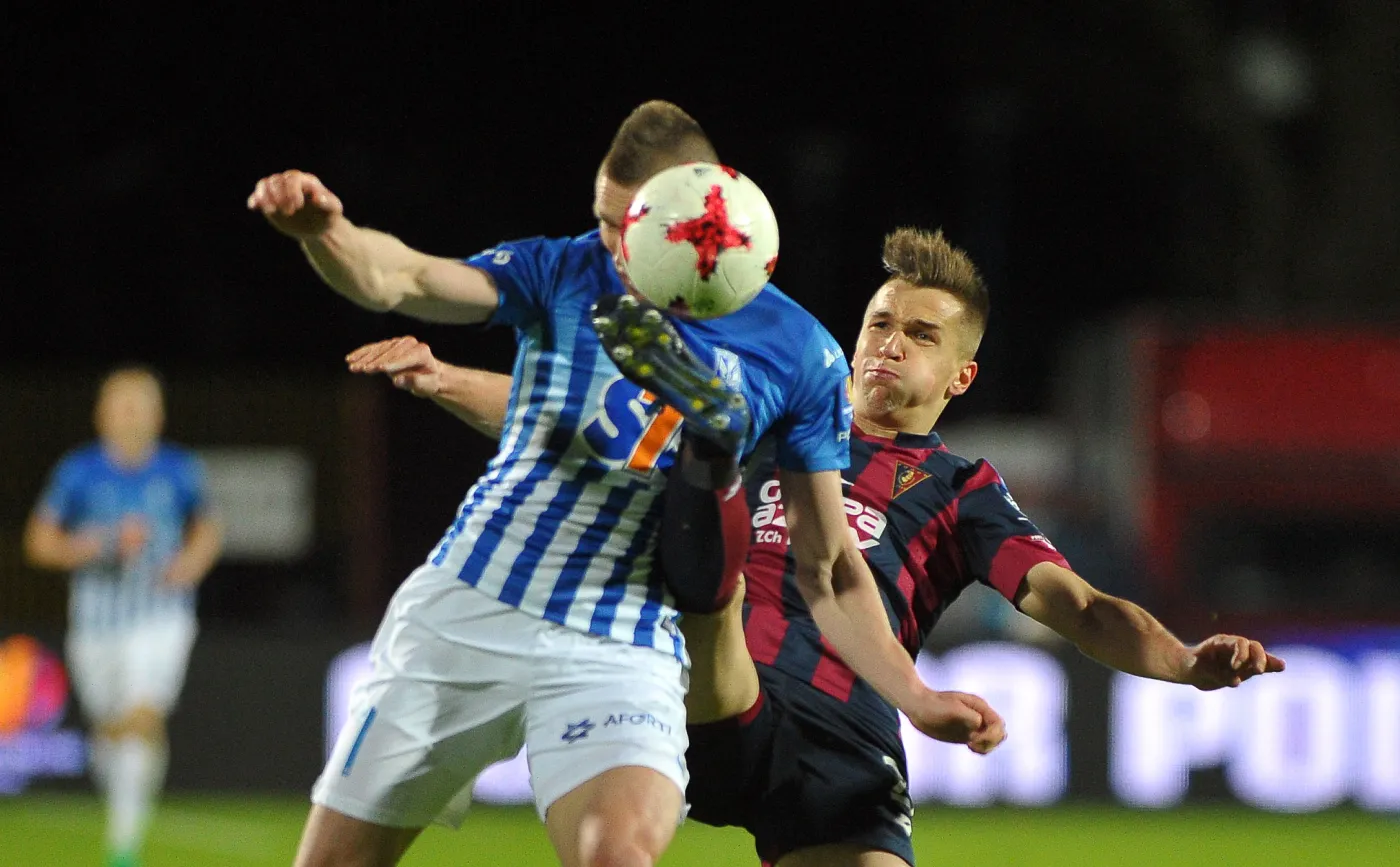 Zawodnik Pogoni Szczecin Sebastian Rudol (P) i Marcin Robak (L) z Lecha Poznań