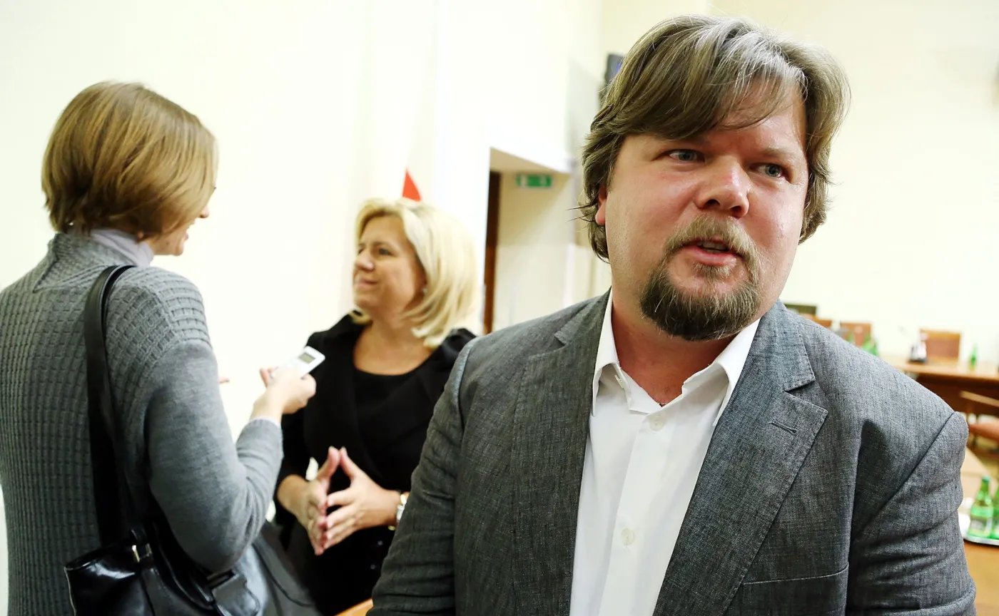 Pilot Jaka-40 ze Smoleńska: Pan dr Lasek nigdy nie odpowiada na pytania niewygodne