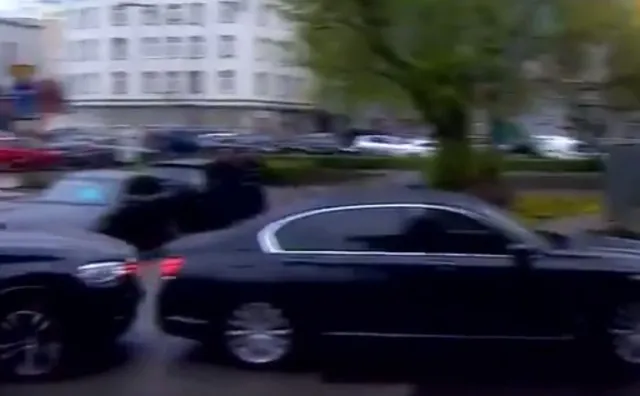 Stłuczka rządowych BMW pod siedzibą PiS. Brejza dla dziennik.pl: Przez głupotę, czy żeby odwrócić uwagę od Misiewicza?