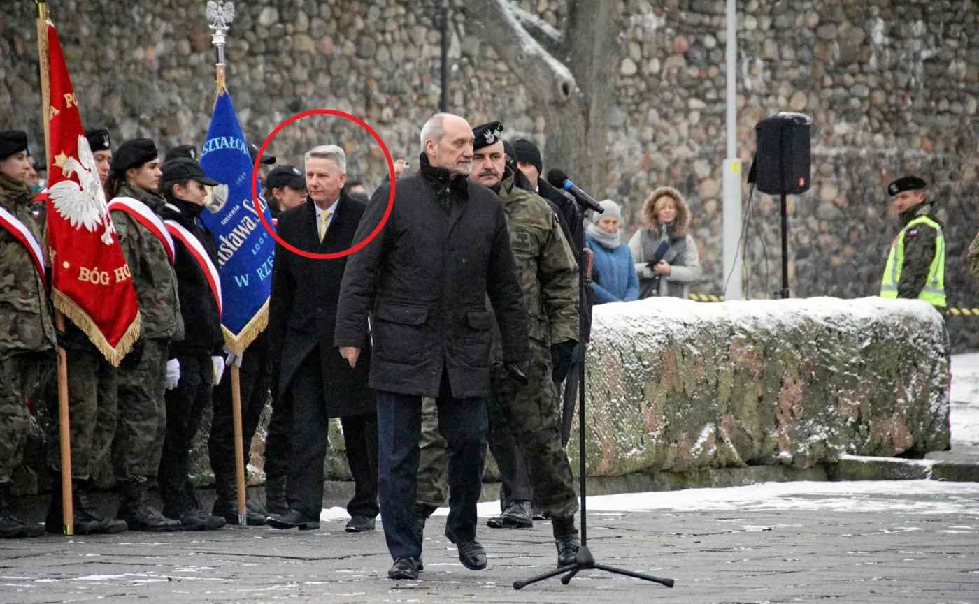 Żagań. Przywitanie wojsk USA przez premier Beatę Szydło i Antoniego Macierewicza. Jak donosi Wyborcza.pl, z tyłu w kółku Kazimierz Bartosik, cień szefa MON