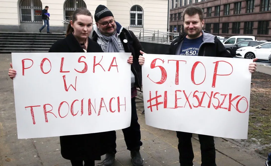  Konferencja prasowa stowarzyszenia Miasto jest Nasze przed Urzędem Dzielnicy Śródmieście przy ul. Nowogrodzkiej