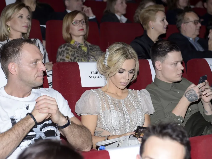 W czymś takim do kina?! Bardzo niestosowna kreacja Dody na premierze filmu. FOTO