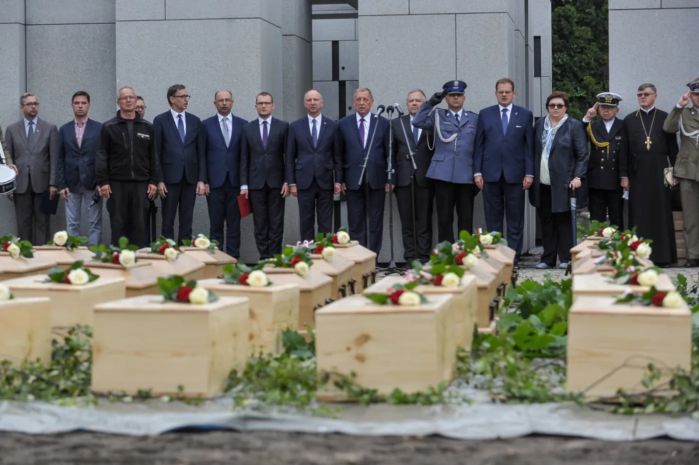 Uroczyste wyprowadzenie szczątków ofiar zbrodni komunistycznych, odnalezionych przez Biuro Poszukiwań i Identyfikacji IPN podczas ostatniego etapu prac ekshumacyjnych