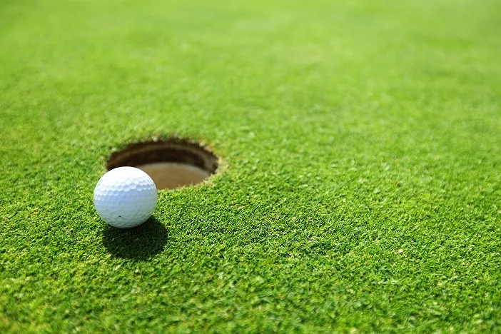 Głębokie dekolty i krótkie spódniczki zakazane dla golfistek