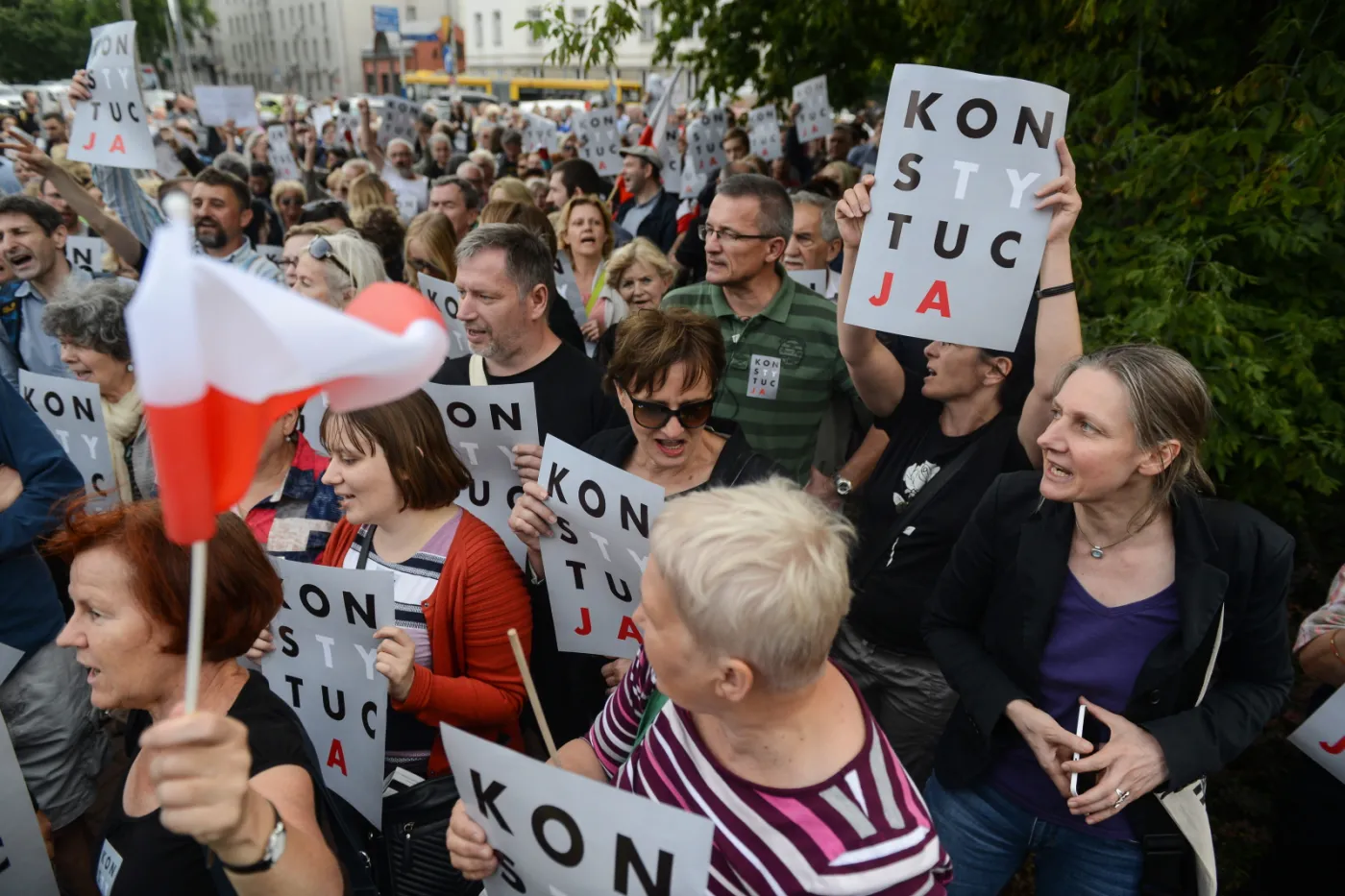 "Niech państwo stanie: wyłączmy rząd!". Goście "Woronicza 17" o finansowaniu "trzeciego sektora"