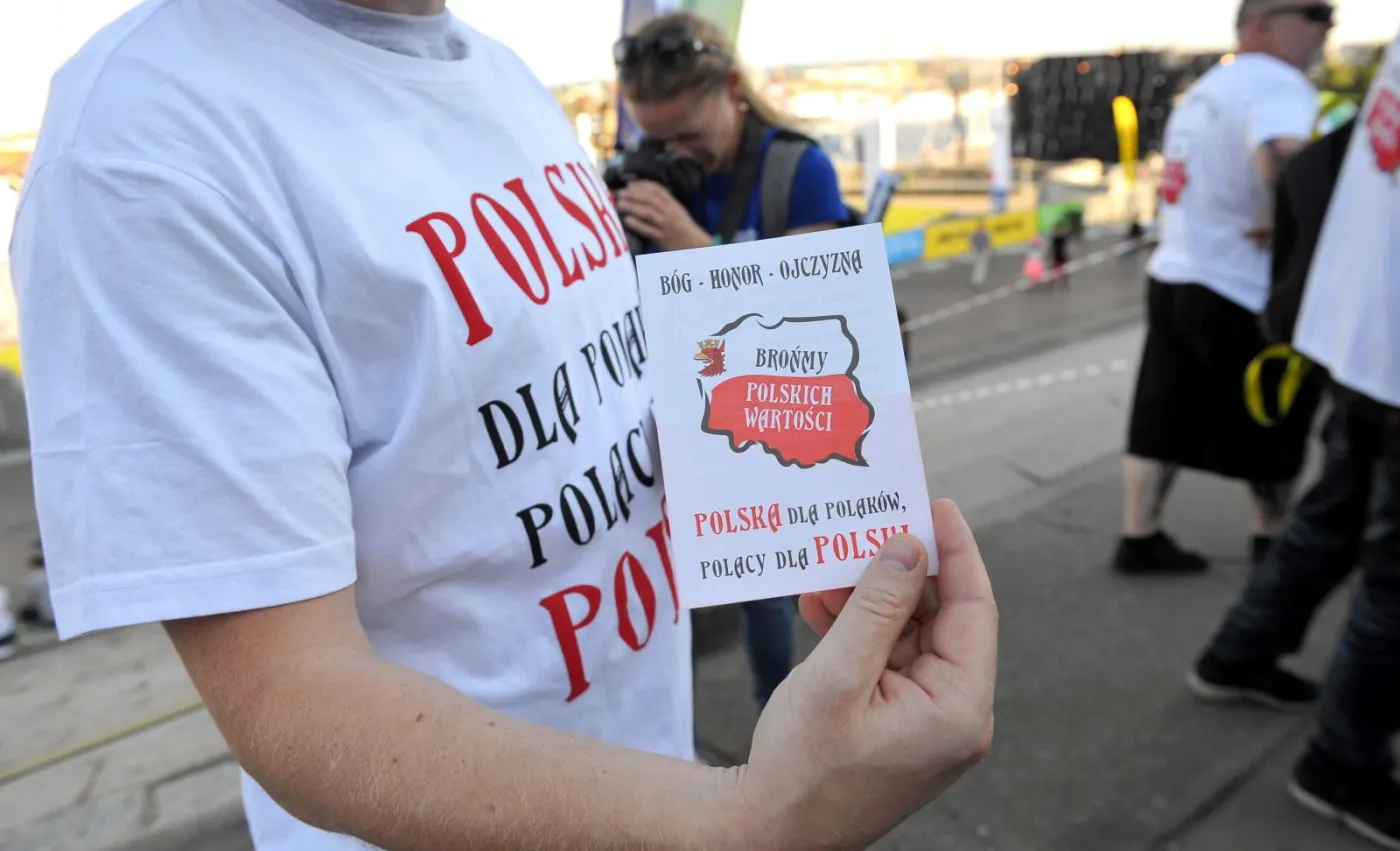Kilkunastu członków szczecińskich stowarzyszeń patriotycznych rozdawało ulotki "przestrzegające przed napływem imigrantów", 7 bm. podczas Finału Regat The Tall Ship Races w Szczecinie